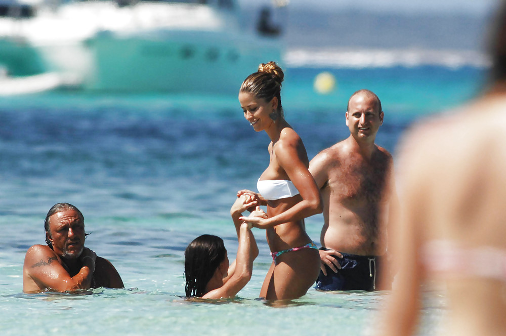 Elena santarelli spiaggia bikini candids grande culo & scissione
 #8524837
