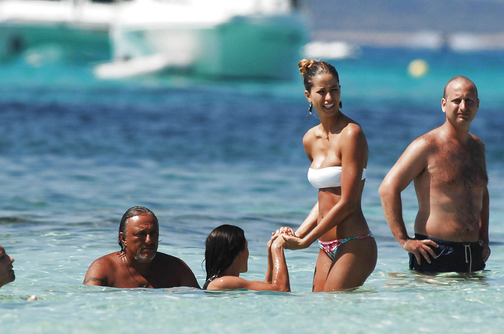 Elena santarelli spiaggia bikini candids grande culo & scissione
 #8524851
