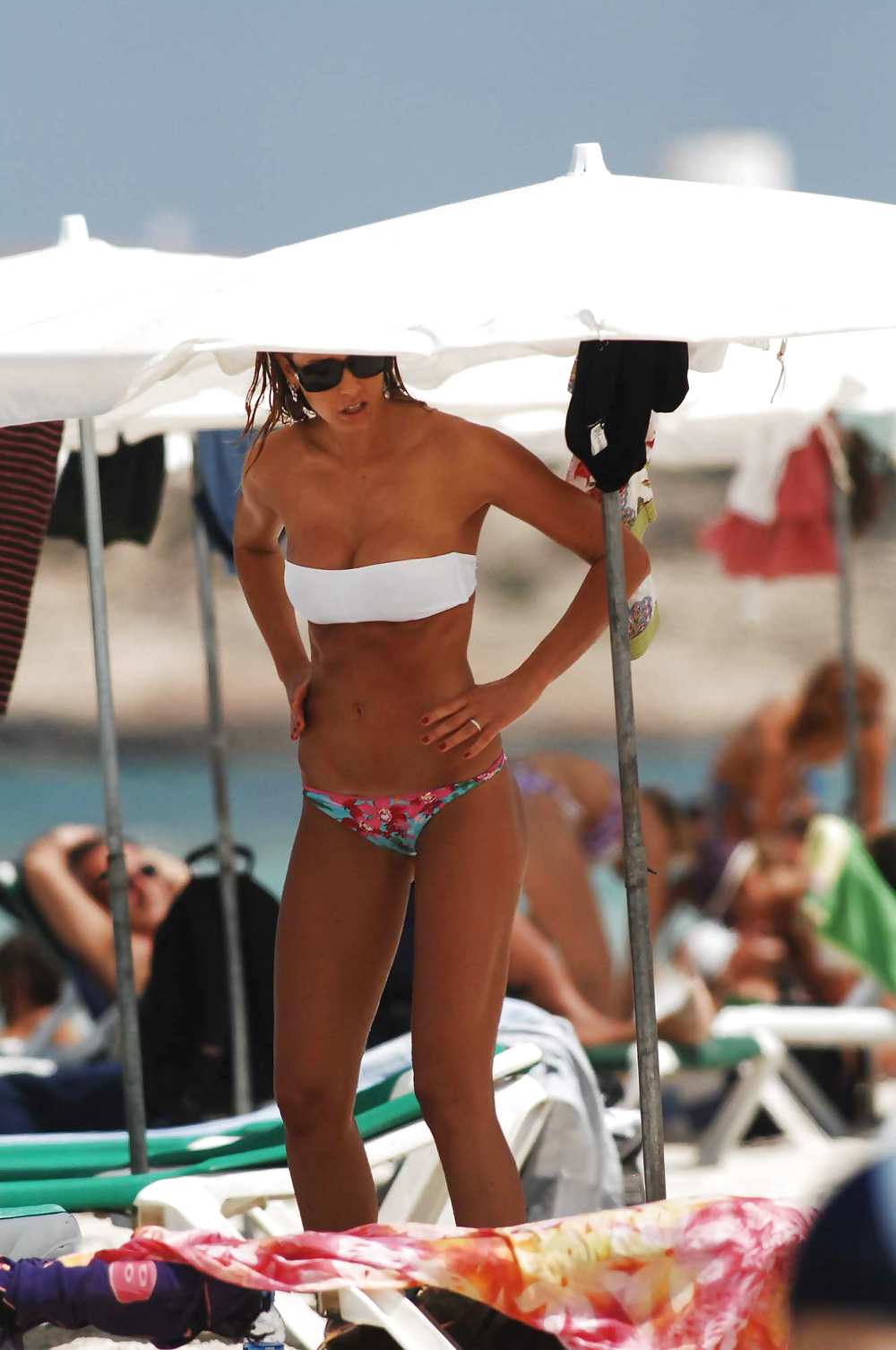 Elena santarelli spiaggia bikini candids grande culo & scissione
 #8524961