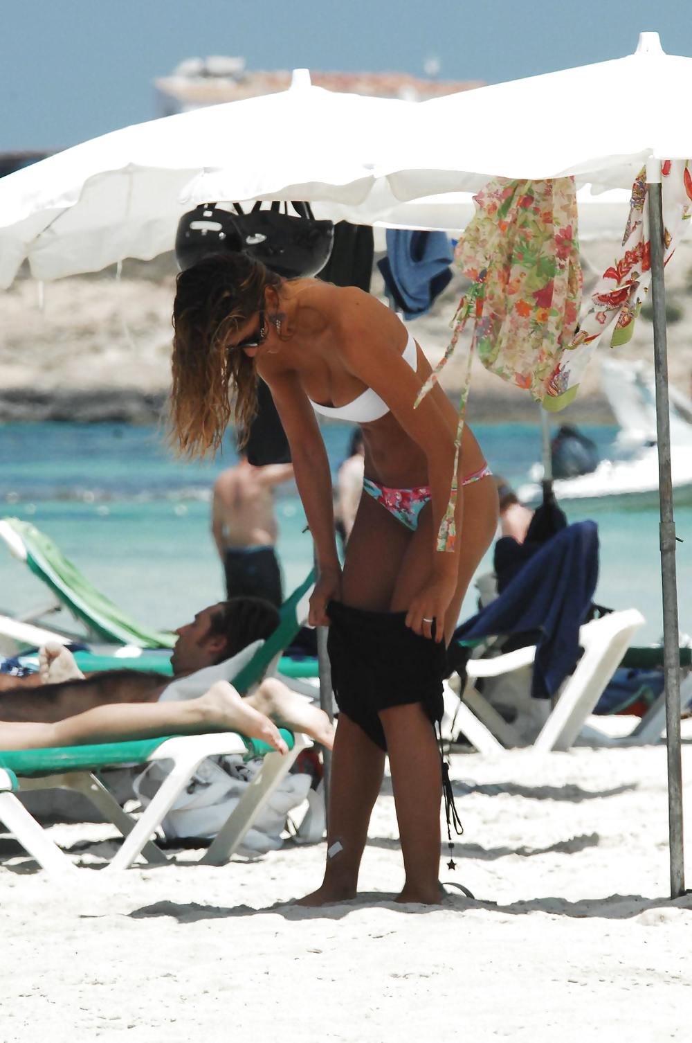 Elena Santarelli beach bikini candids great arse & cleavage #8524977