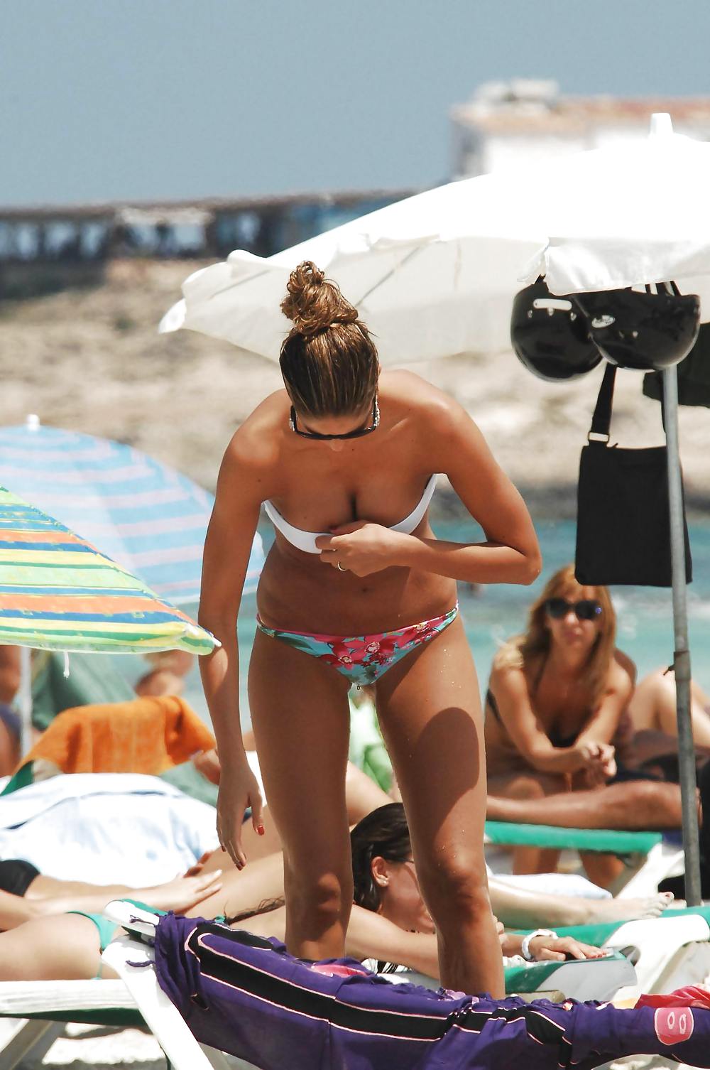 Elena Santarelli beach bikini candids great arse & cleavage #8525011