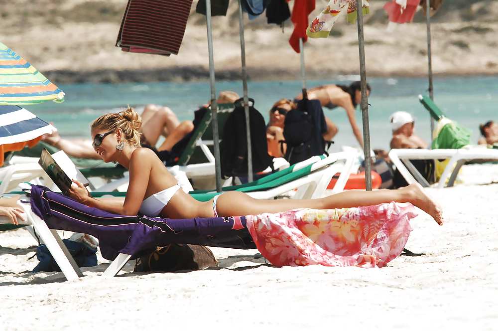 Elena Santarelli beach bikini candids great arse & cleavage #8525081