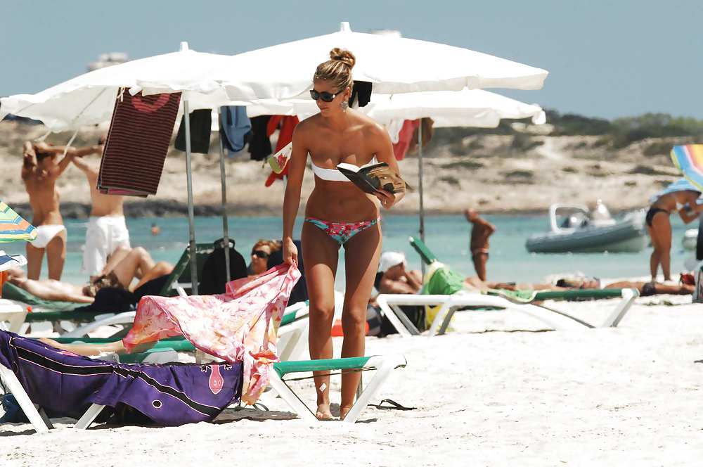 Elena Santarelli beach bikini candids great arse & cleavage #8525118