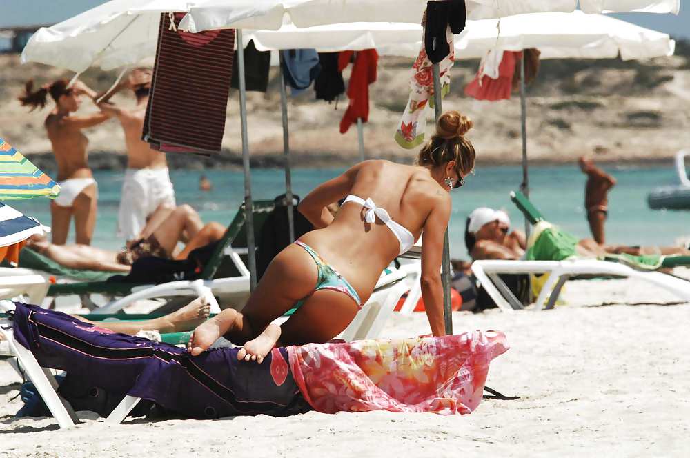 Elena Santarelli beach bikini candids great arse & cleavage #8525151