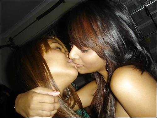 Puttane indiane che si baciano
 #10407994