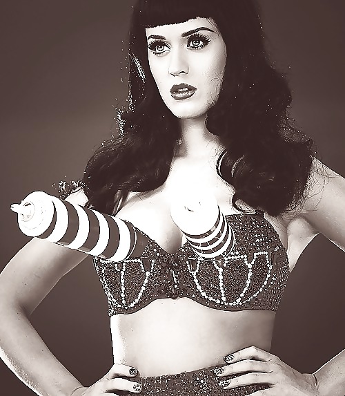 Katy perry disfrutando de una paja sobre katy :)
 #14364308