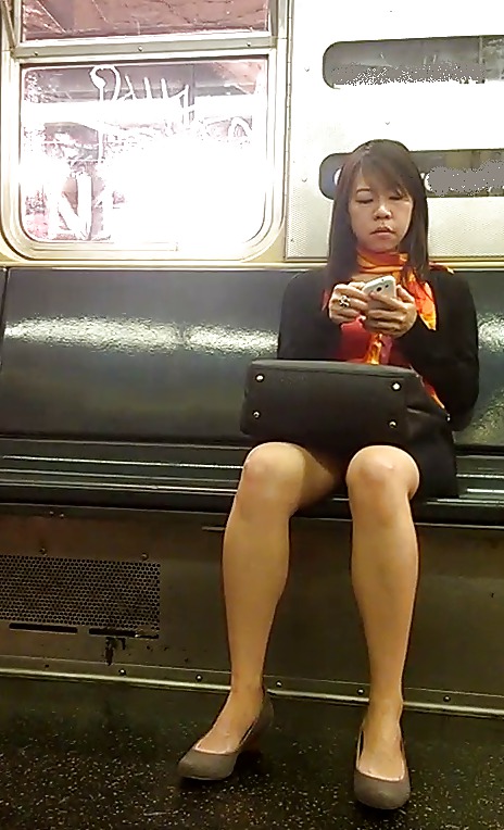 ニューヨークの地下鉄の女の子はアジア人
 #21803129