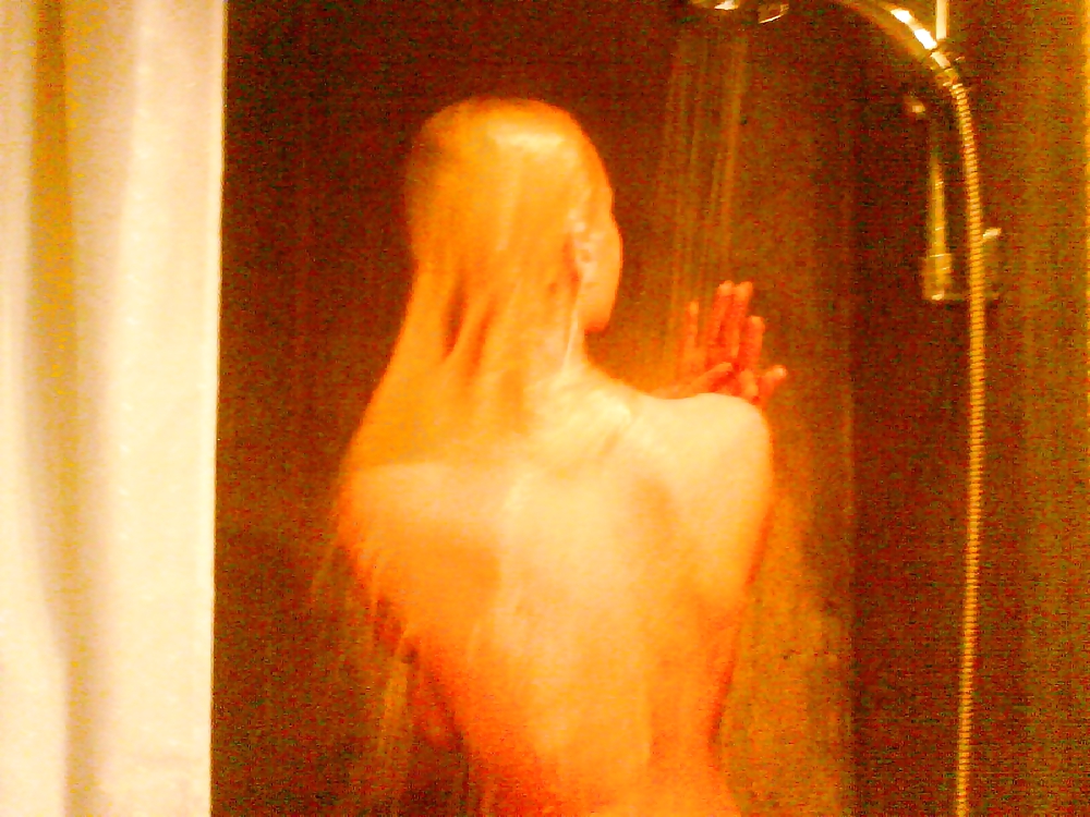 Hot Blonde Amateur Posing and in the Shower #20192505
