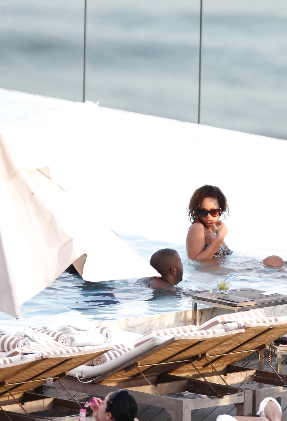 Rihanna Bikini Dans Une Piscine D'hôtel à Rio De Janeiro #7575465