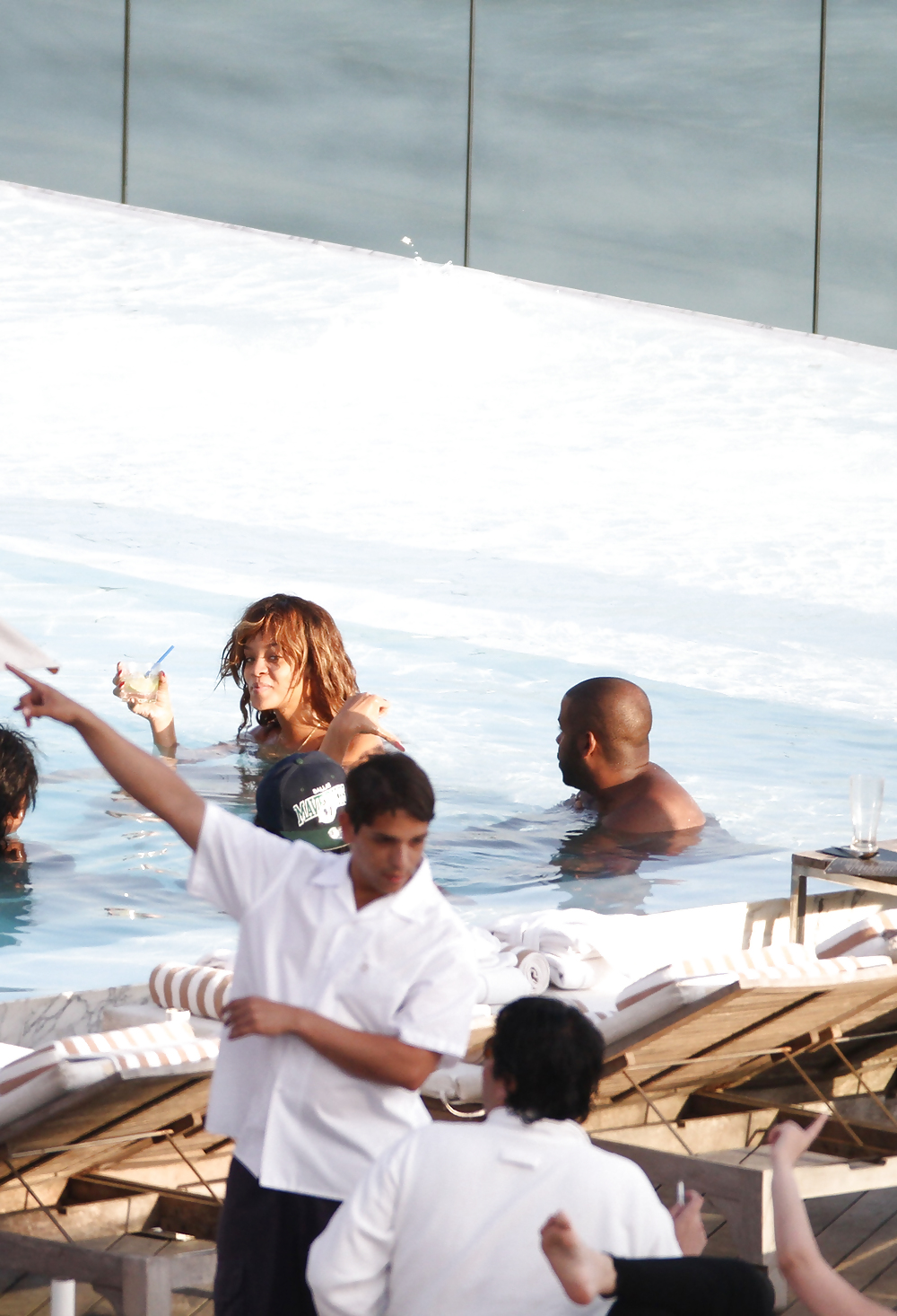 Rihanna Bikini Dans Une Piscine D'hôtel à Rio De Janeiro #7575555