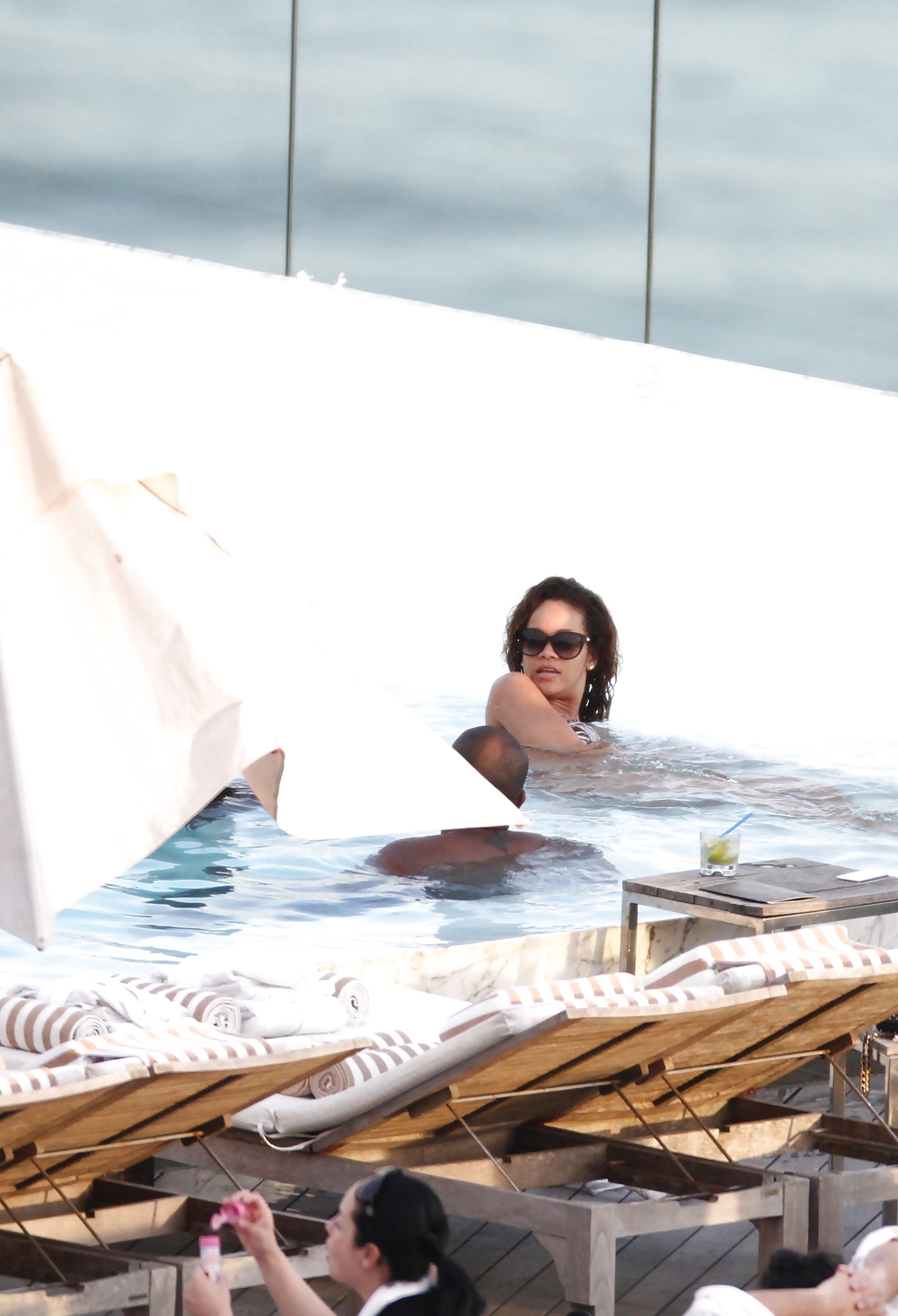 Rihanna Bikini An Einem Hotel-Pool In Rio De Janeiro #7575568