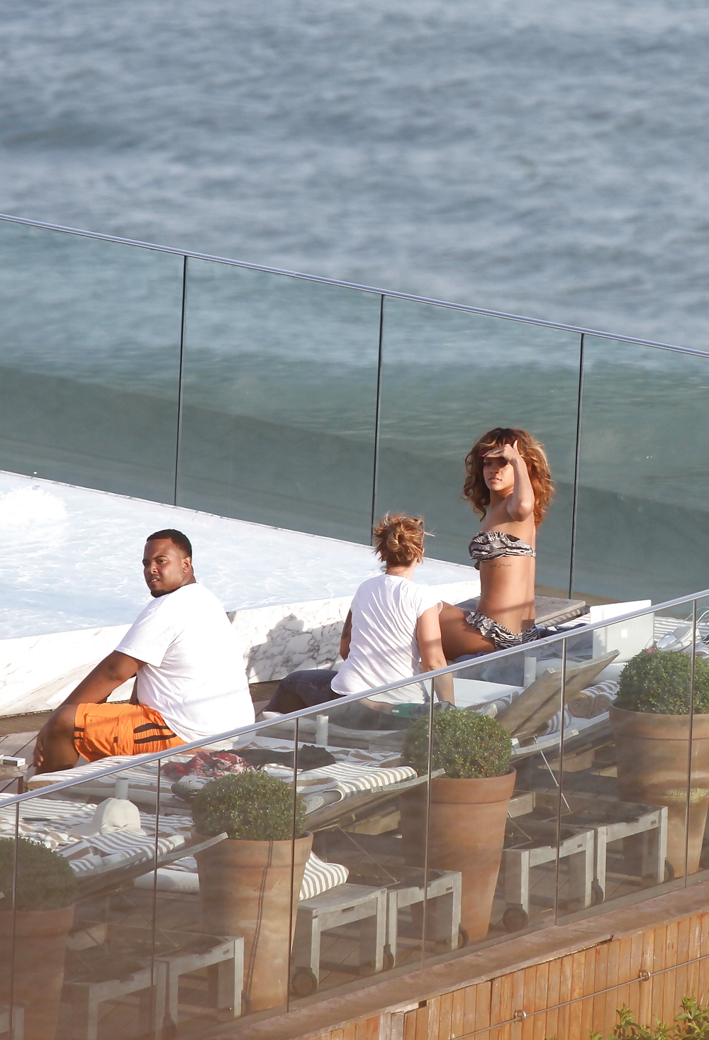 Rihanna Bikini An Einem Hotel-Pool In Rio De Janeiro #7575630