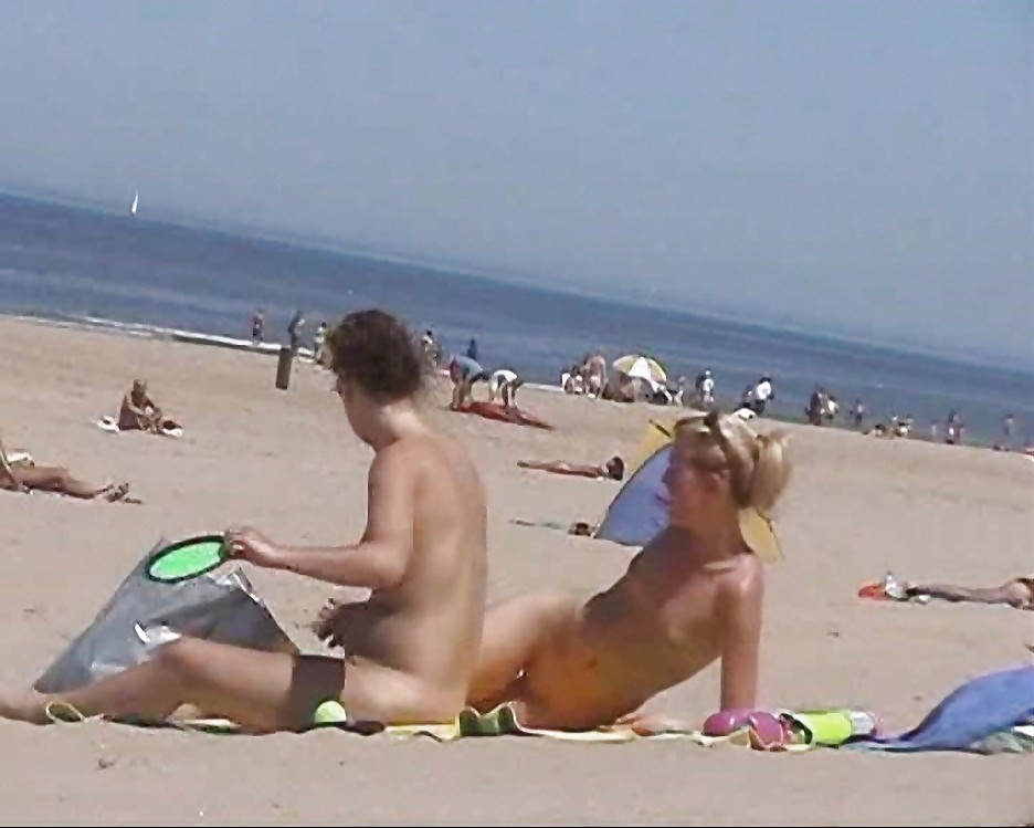 Divertimento sulla spiaggia nudista
 #1471639