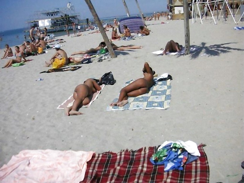 Divertimento sulla spiaggia nudista
 #1471767