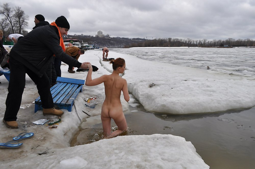Grupo nudista ucraniano de invierno - innuska 
 #9492465