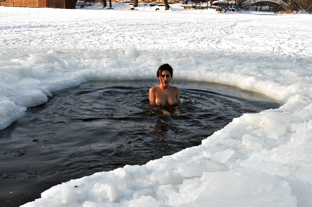 Grupo nudista ucraniano de invierno - innuska 
 #9492483