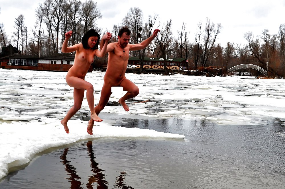 Grupo nudista ucraniano de invierno - innuska 
 #9492490
