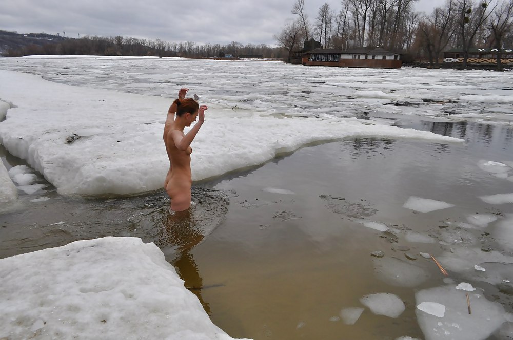 Grupo nudista ucraniano de invierno - innuska 
 #9492496