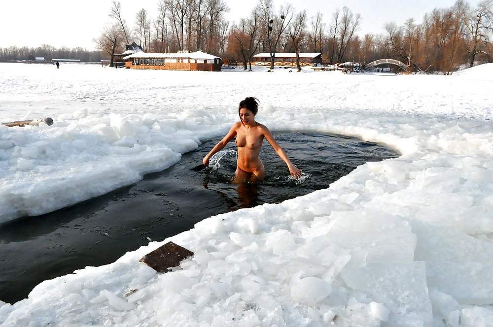 ウクライナの冬のヌーディスト集団「イヌスカ 
 #9492501