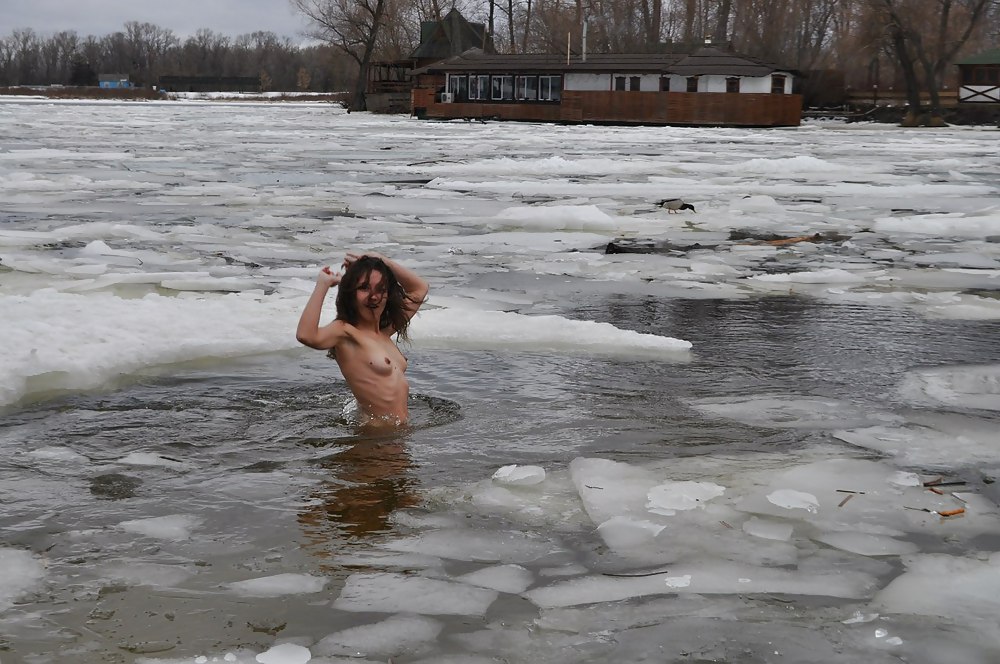 Grupo nudista ucraniano de invierno - innuska 
 #9492528
