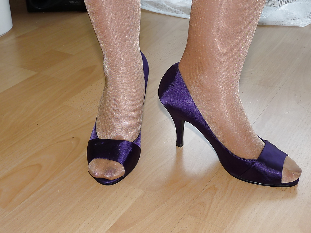 Wifes shiny pantyhose purple satin peep toes #15417049