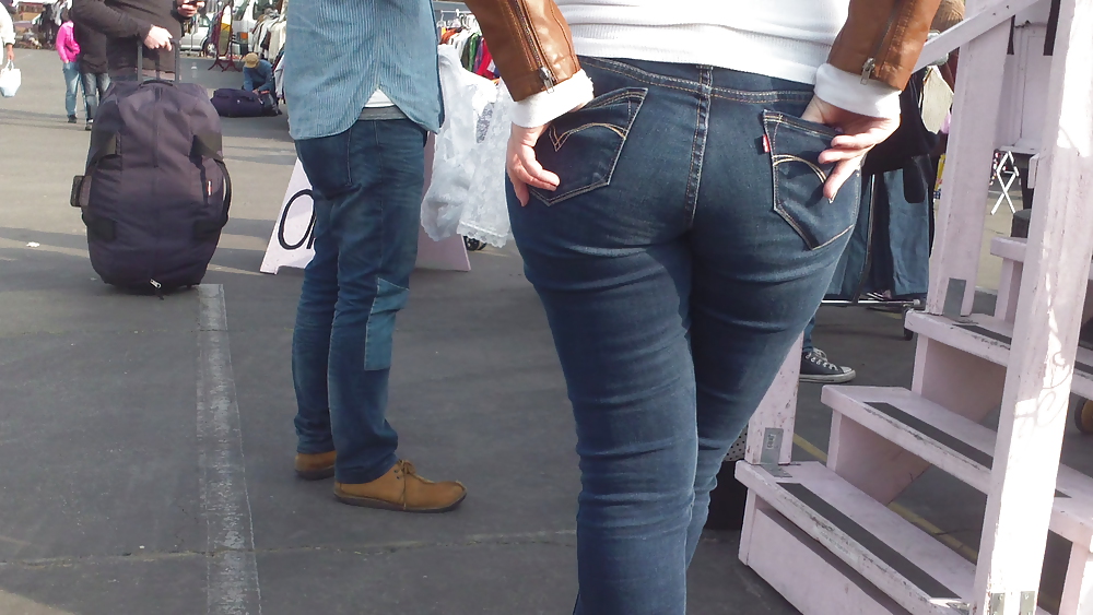 Schöne, Große Arsch & Hintern In Engen Blauen Jeans #6697370