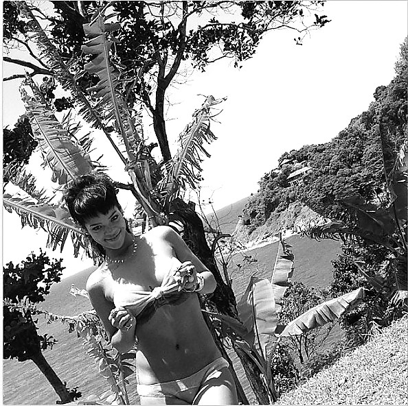 Rihanna : Thailand 2013 Sexy Bikini Pics - Ameman #21918158