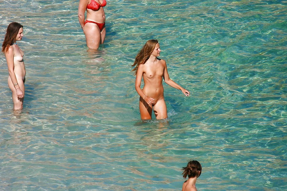 Nenas desnudas en la playa
 #267954