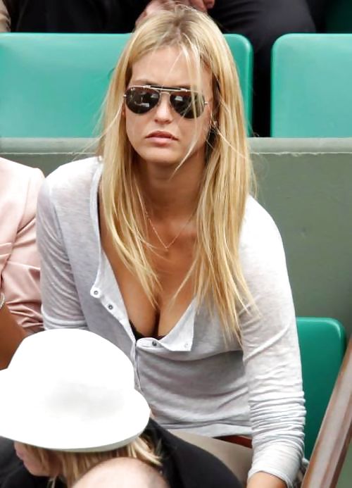 Beautiful celebs nipslip 5 por voyeur troc
 #14822997