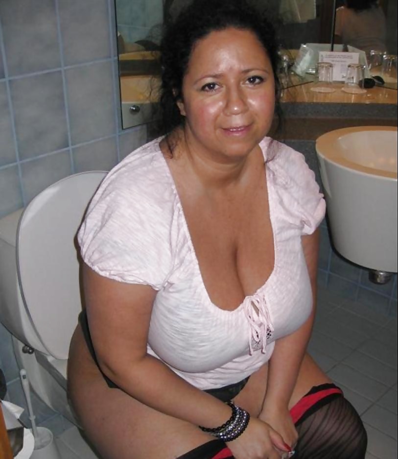 Grand Clignotant MILF Breasted Et Pose #14528442