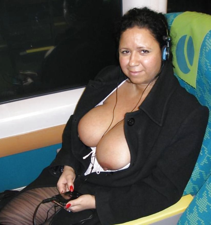 Grand Clignotant MILF Breasted Et Pose #14528447