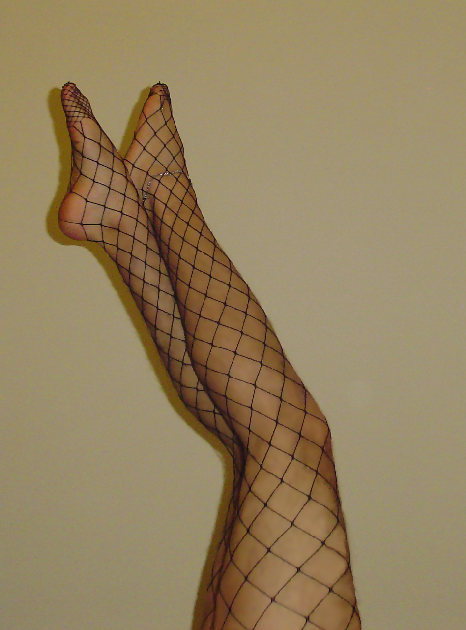Gambe e piedi di una milf amatoriale sexy 
 #16070686