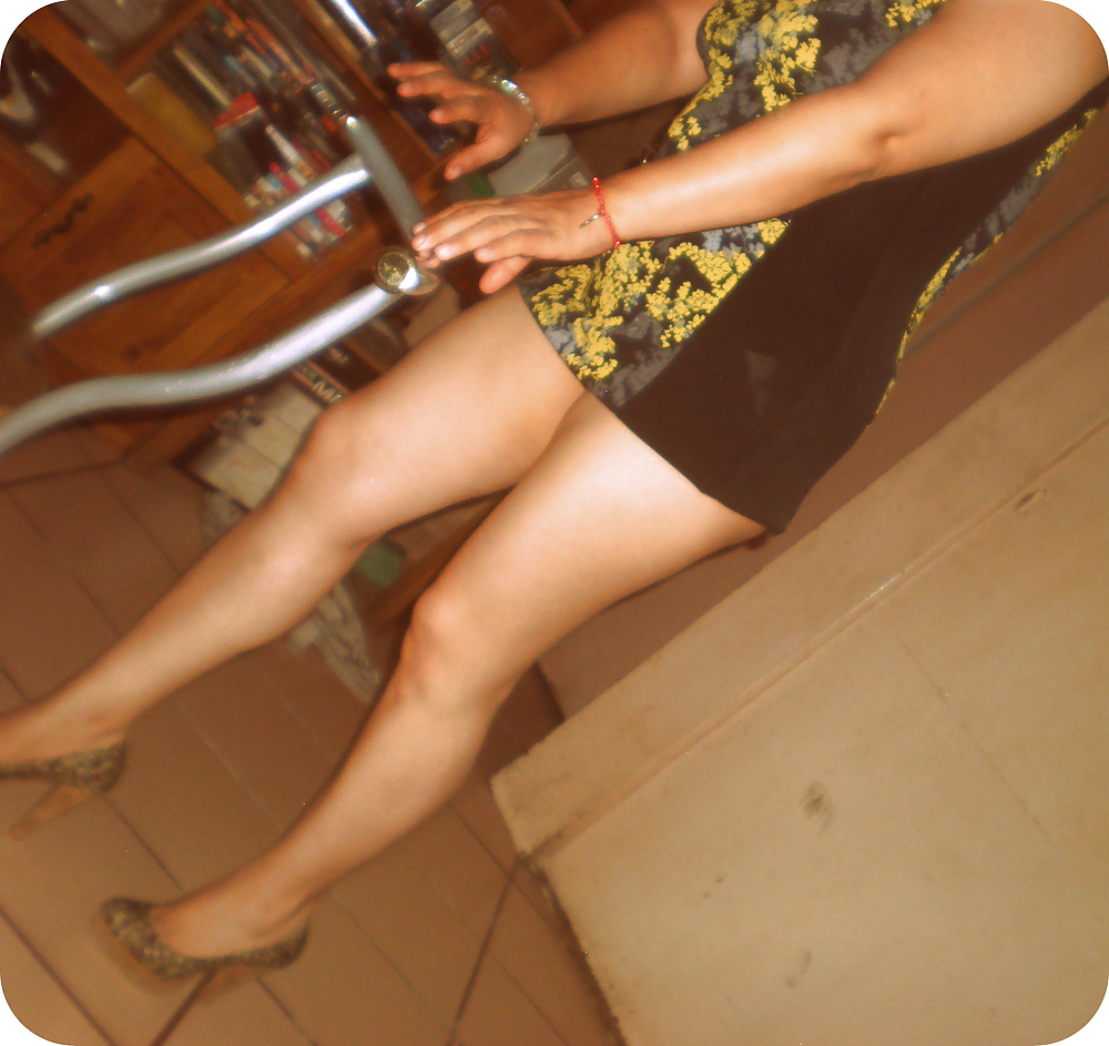 Amateur latina madura mostrando las piernas y las bragas
 #21844238