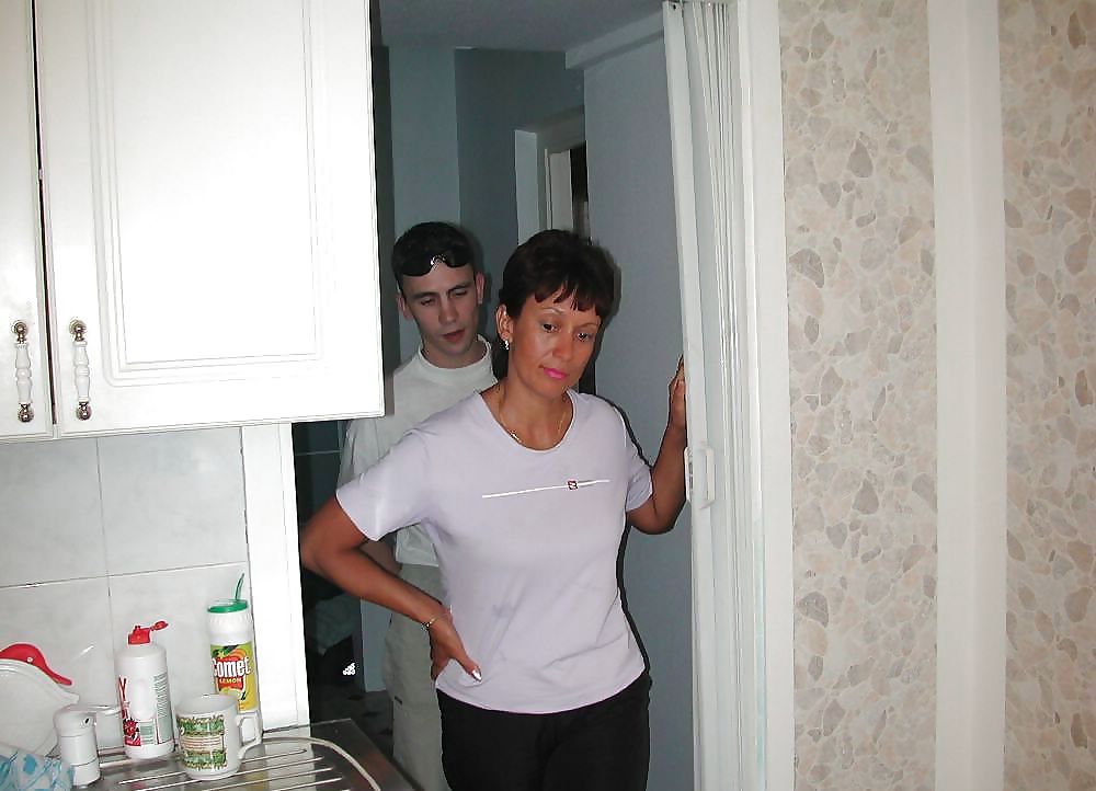 Mamá rusa amalia con su hijo en la cocina
 #5256964