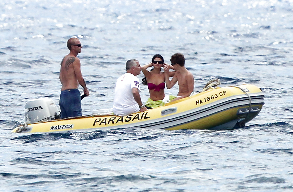 Selena gomez in bikini con bieber sulla spiaggia alle hawaii
 #3977622