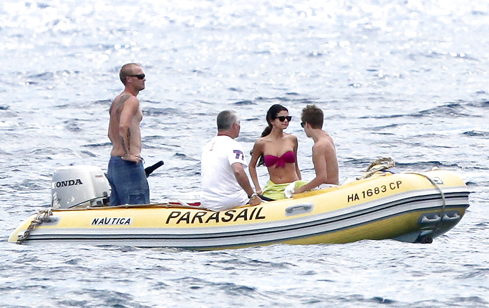 Selena gomez in bikini con bieber sulla spiaggia alle hawaii
 #3977675