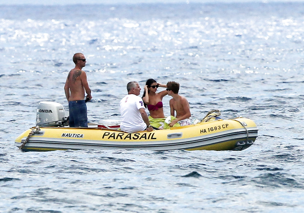 Selena Gomez En Bikini Avec Bieber Sur La Plage De Hawaii #3977847