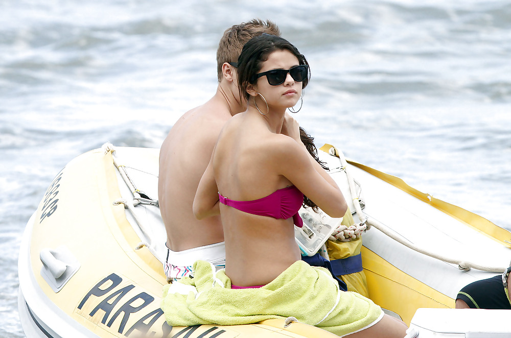 Selena gomez in bikini con bieber sulla spiaggia alle hawaii
 #3977857