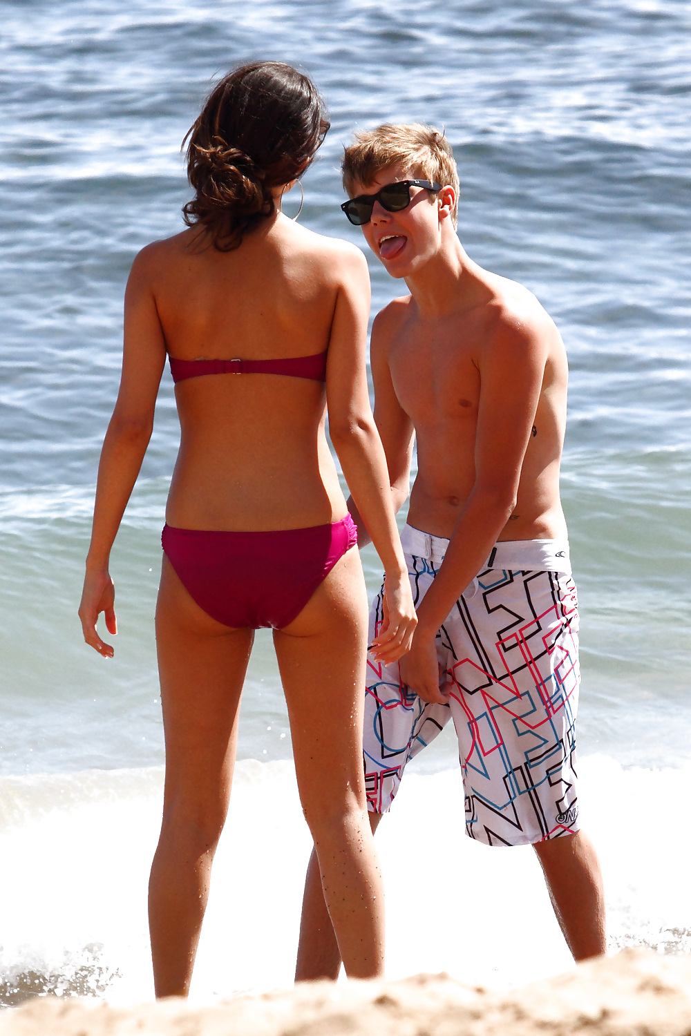 Selena gomez in bikini con bieber sulla spiaggia alle hawaii
 #3978271