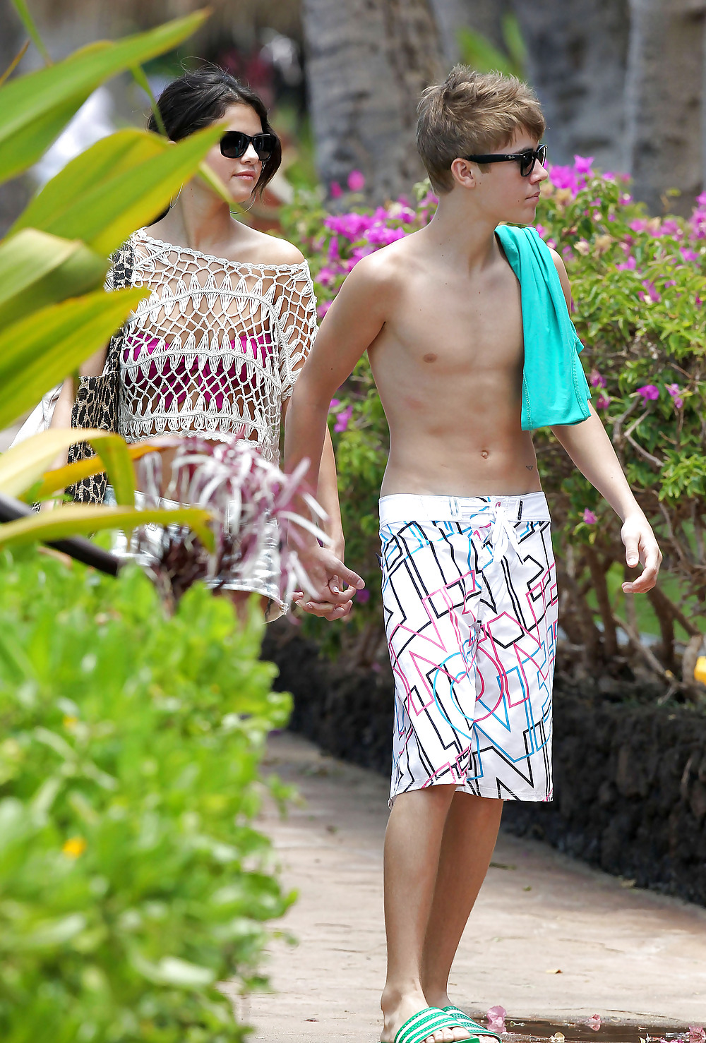 ハワイのビーチでビーバーと一緒にビキニを着たSelena Gomez
 #3978424
