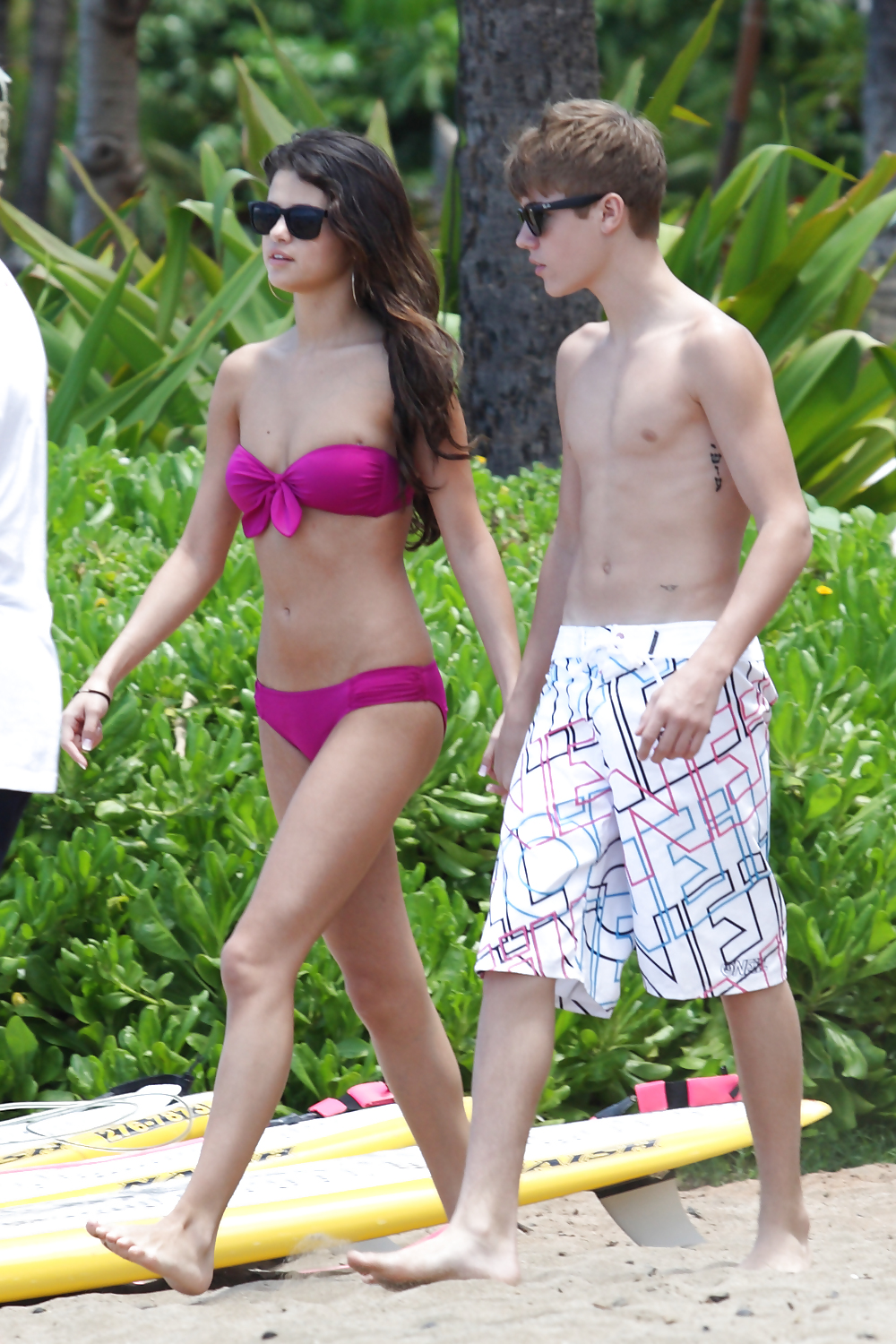 ハワイのビーチでビーバーと一緒にビキニを着たSelena Gomez
 #3978807