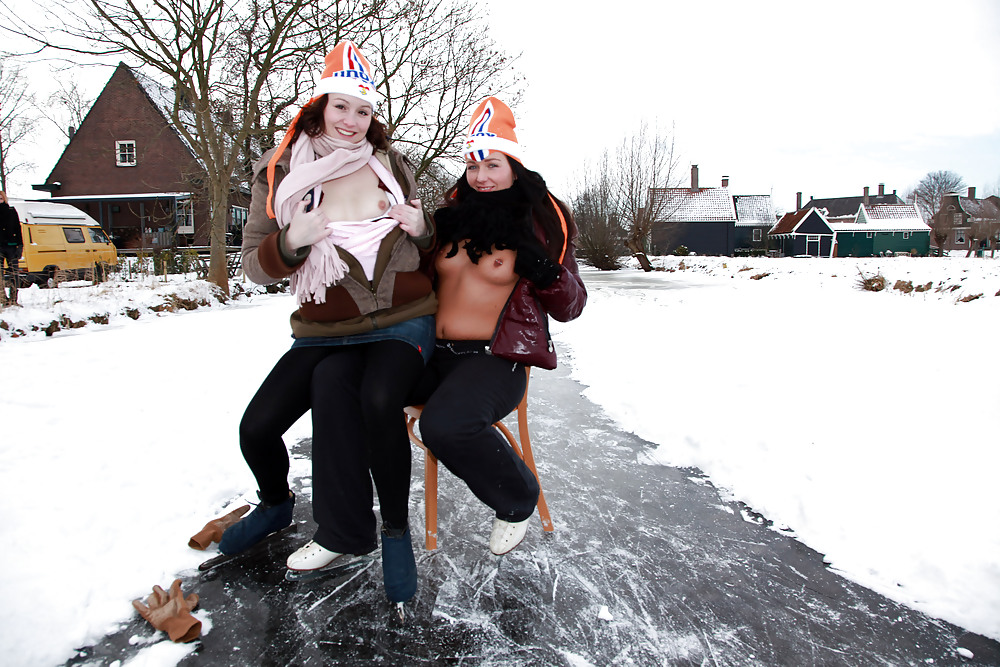 Julia, Elisa, Britt y Gylve en el hielo holandés.
 #7285797