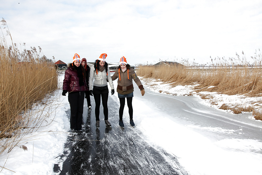 Julia, Elisa, Britt y Gylve en el hielo holandés.
 #7285877