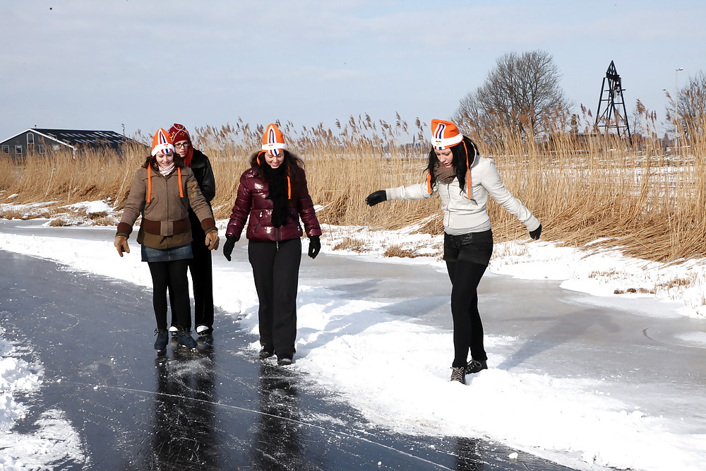 Julia, Elisa, Britt y Gylve en el hielo holandés.
 #7285898