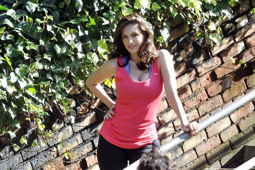 Kelly Brook Très Leggycleavage Reebok Candids Plage Shoot #4453870