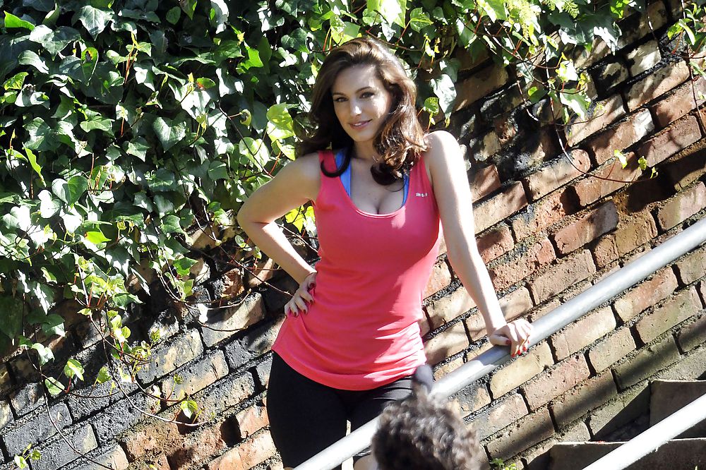 Kelly Brook Very LeggyCleavage Reebok Beach Shoot Candids #4453874