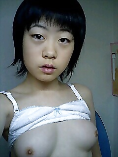 Giapponese giovane scatta il suo nudo.
 #5651731