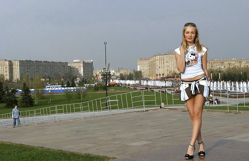 Chica rusa caminando por la ciudad, por blondelover.
 #3654202