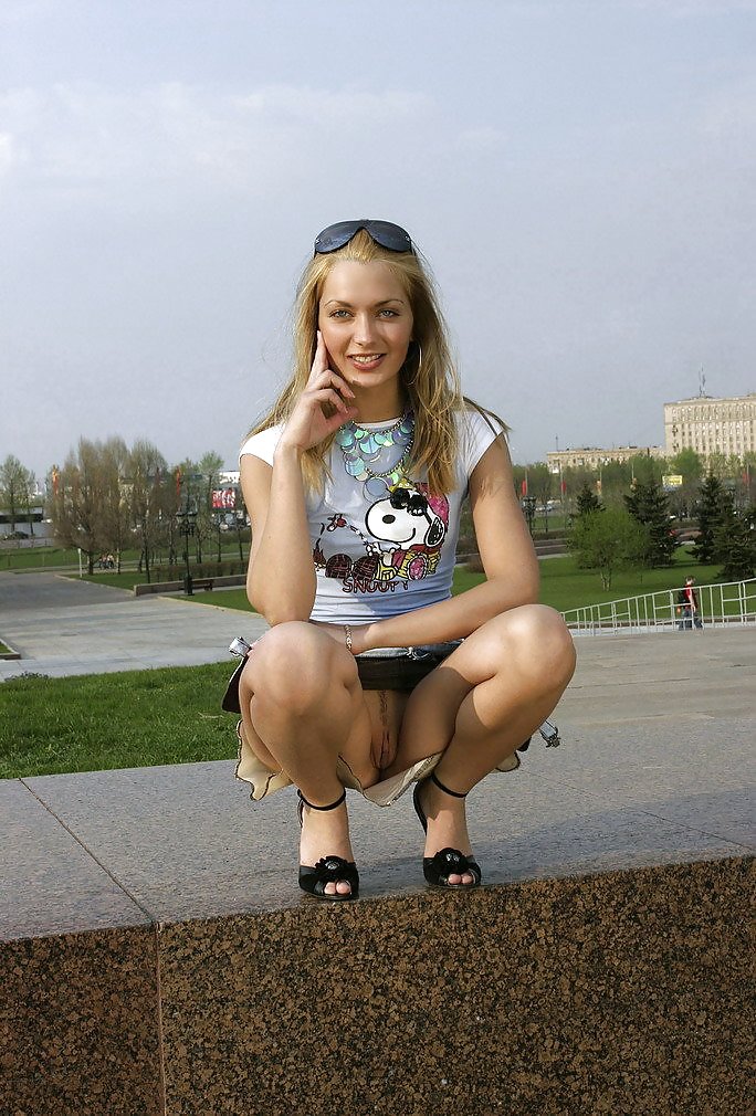 Chica rusa caminando por la ciudad, por blondelover.
 #3654219