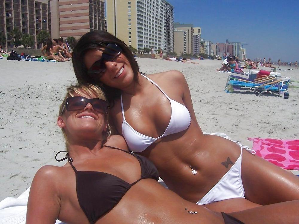 Ragazze lesbiche sulla spiaggia
 #58422